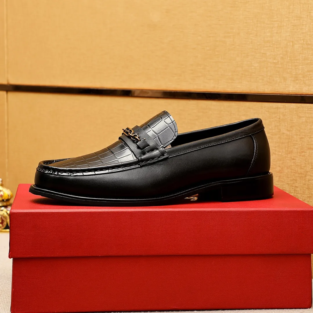 Men's shoes 💰442 💐 Product trademark: Ferragamo "Ferragamo" casual leather shoes Regular size: 38-44 (45.46🉑️customized) Product materials: Selected imported first-layer calfskin embossed upper + classic hardware buckle, imported water-dyed cow leather lining. Strong three-dimensional visual effect, combined outsole Color: 1⃣️color optional